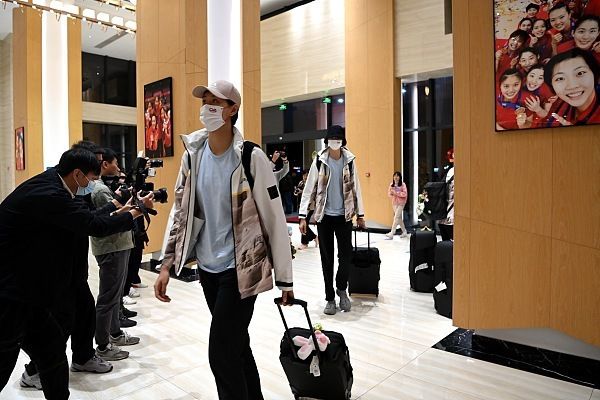 比赛上来，双方就展开对攻拉锯战，邢志强外线很准，葛昭宝也是弹无虚发，但范子铭带领北京也能给出回应，杰克逊上来里突外投连砍10分，山西顺势一波小高潮首节领先9分，次节北京队小外援基恩找到状态，里突外投半场得分上20，北京一度反超比分，但施韦德能送出妙传半场助攻上上网，山西半场仅落后1分。